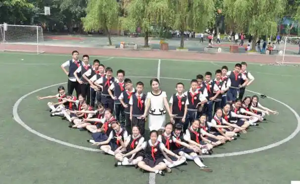 创意集体照,怎么摆造型拍出来才好看呢?