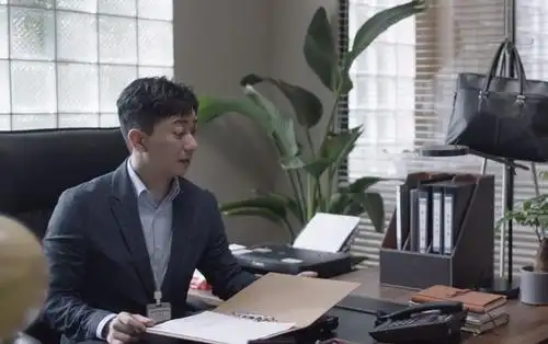 电视剧小舍得崔经理扮演者王自健西装剧照图片