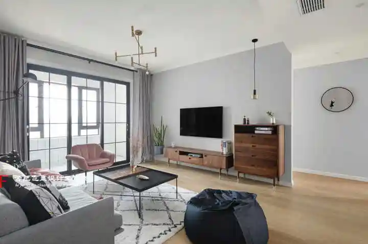 浅灰色乳胶漆墙面,用什么颜色的电视背景墙合适?