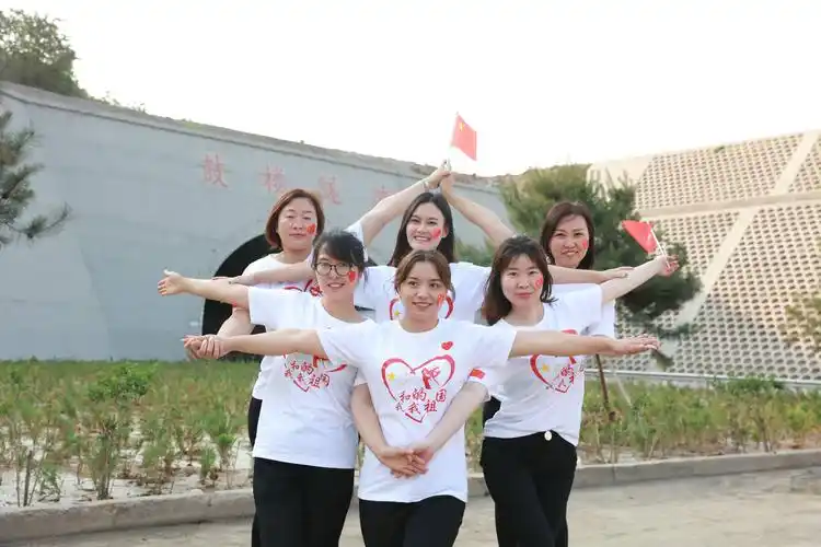 项目部六朵金花摆出五角星型,共庆新中国成立70周年.