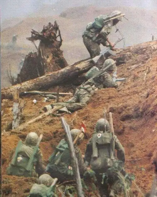 对越反击战中,他重伤被镜头拍到,留下壮烈一幕,被授"一等功臣"