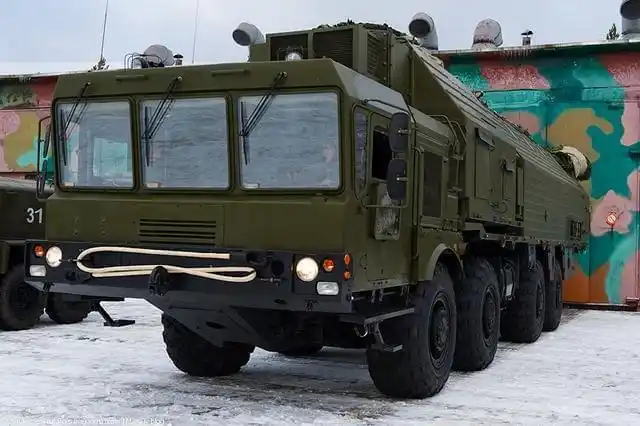 这些重型军用卡车 一辈子能开上一圈也就知足了