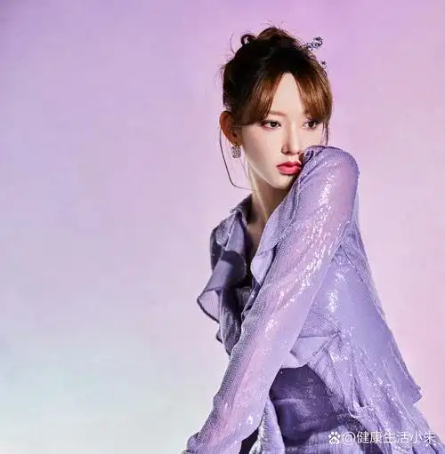 犹如紫霞仙子下凡,神秘而高贵,让人一见倾心,直呼:这颜色,简直是为她