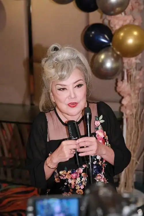 女人老了别随便选衣服,邵音音这花里胡哨的造型,很少有人能驾驭|时尚_