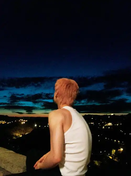 白敬亭风衣背影a感##白敬亭白色入镜大片