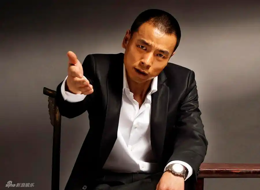 高清图:型男王挺《战士》秀钢骨魅力_高清图集_新浪网