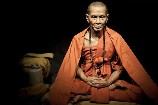 这不,一名泰国僧人在油锅里打坐的"奇人奇事"被大家所知,一时间人们