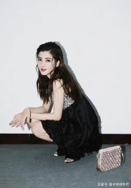 吴千语为某品牌代言写真,卡其色连衣裙气质高雅,笑起来好甜