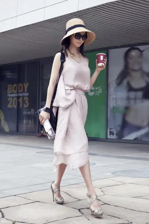 练束梅轻淑女街拍