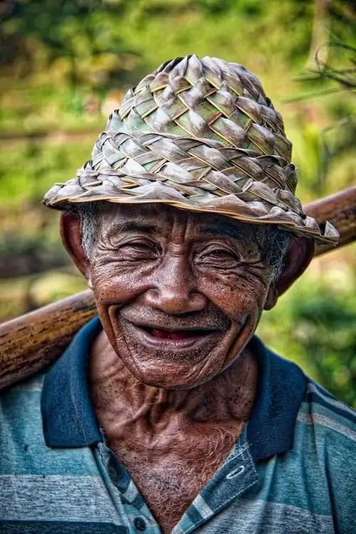 饱经风霜的脸上留下岁月刻磨的皱纹脸上始终洋溢着可亲的笑容