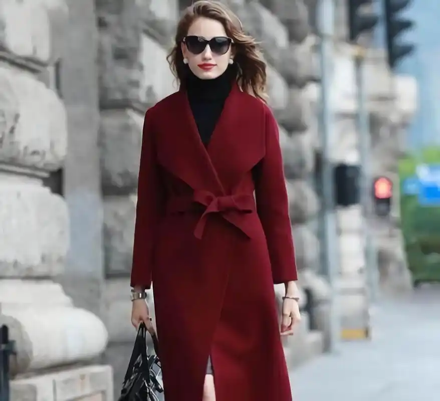 酒红色搭配什么颜色效果最佳呢?黑色时尚,白色靓丽,你喜欢哪种