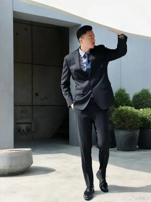 男士##西装##时尚穿搭##正装黑袜##皮鞋