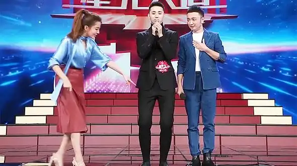 尼格买提因身高受挫 还不忘带上撒贝宁