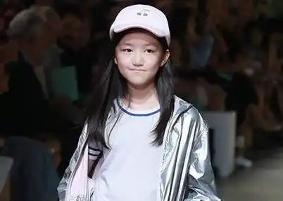 14岁李嫣成功摘掉"兔唇"标签,神似年轻的王菲,已经不敢认,你怎么看?