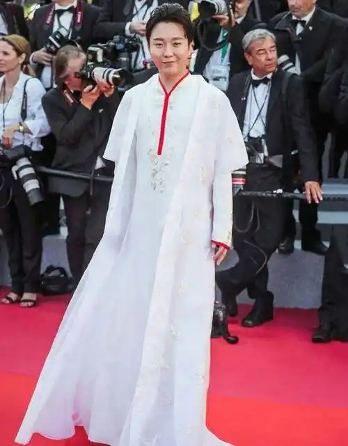 40岁李玉刚出席活动,穿一袭中国风汉服,成全场亮点!_白色_造型_古风