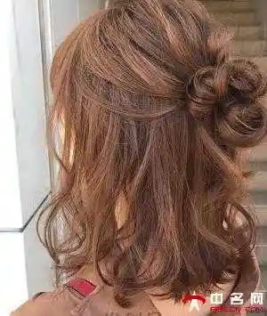 短发烫发的甜美扎发时尚减龄更好看