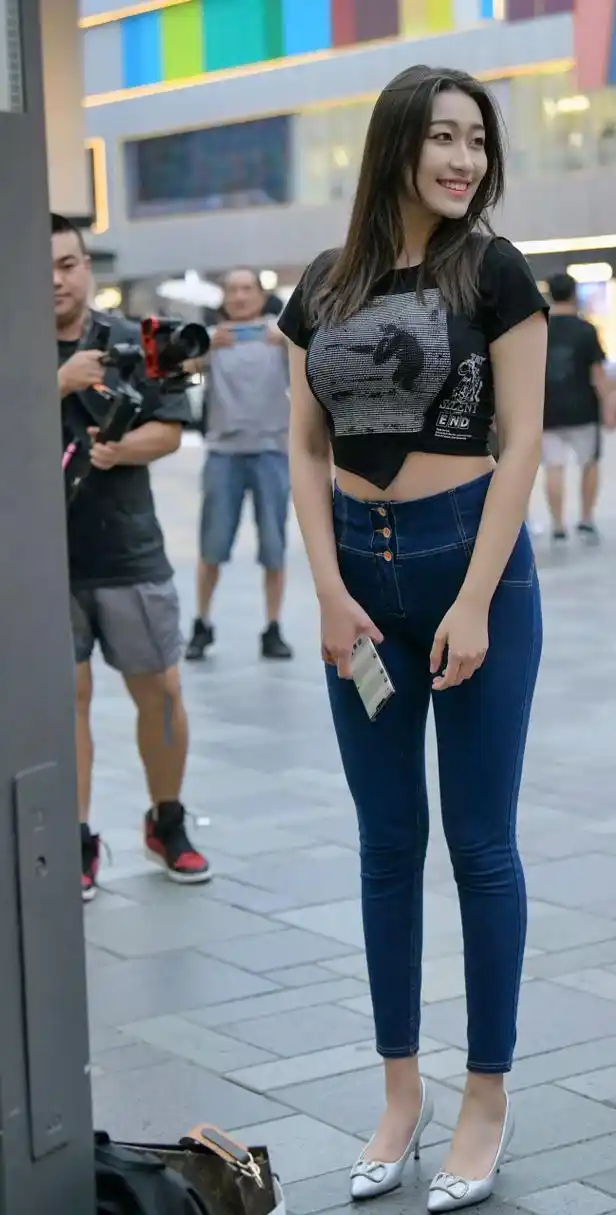 黑色短袖高腰体恤与蓝色紧身牛仔裤的搭配,让微胖的小