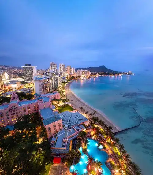 威基基海滩鸟瞰图与城市的酒店和度假村,夏威夷,美国图片下载