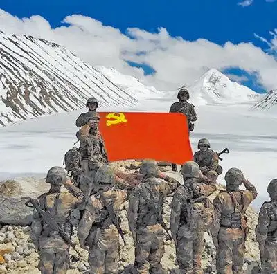 西藏阿里军分区某边防团巡逻官兵面向党旗庄严宣誓.