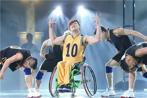 却因为下半身的残疾而坐在轮椅上,在《中国达人秀》的舞台上为我们