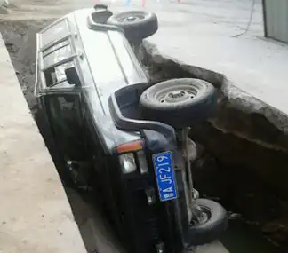 【每日一笑三胖编辑】一只沙皮狗冲着山羊狂叫山羊:"叫什么叫,你看你