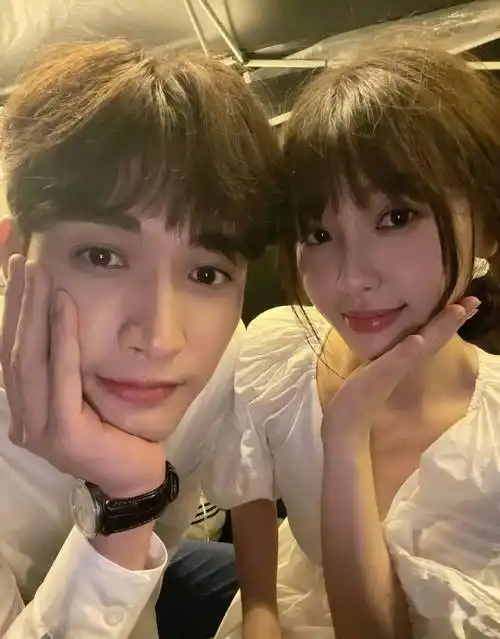 虞书欣张彬彬贴脸自拍好甜蜜 托脸嘟嘴cp感满满_照片_卖萌_来源