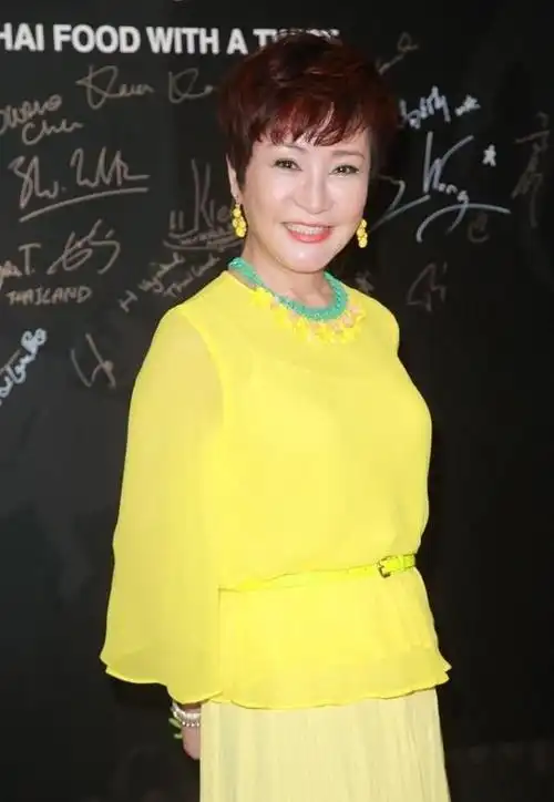 狄波拉真没把自己当奶奶,戴绿发带配潮装,和前夫同框也很自然