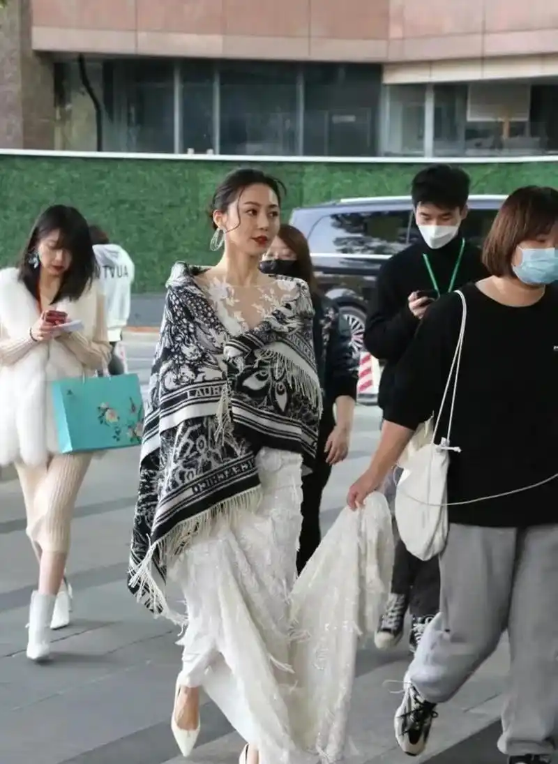 黄梦莹亮相上海某酒店,一袭白色拖地长裙亮相,尽显优雅迷人的的气质.
