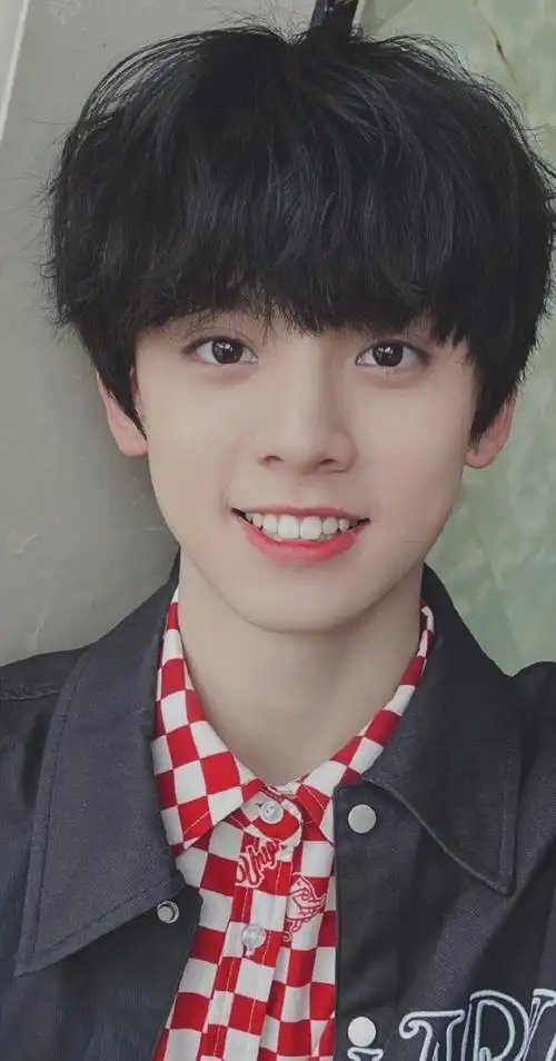 tf家族左航676767小卷毛自拍笑容好阳光