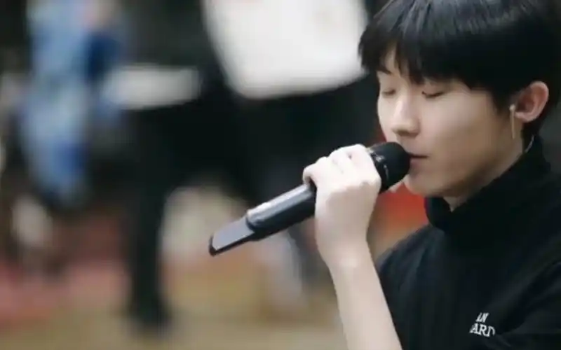 马嘉祺《飘向北方》彩排,歌声里传达了温柔与美好