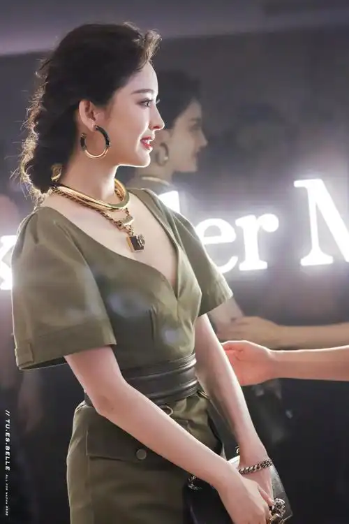 古力娜扎超话78#娜扎军绿高腰裙#78#alexandermcqueen大中华区