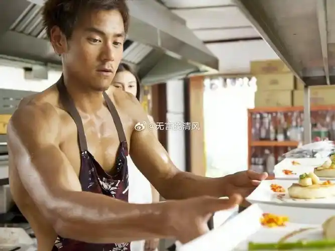 去餐厅吃饭碰到的,这是彭于晏吗?