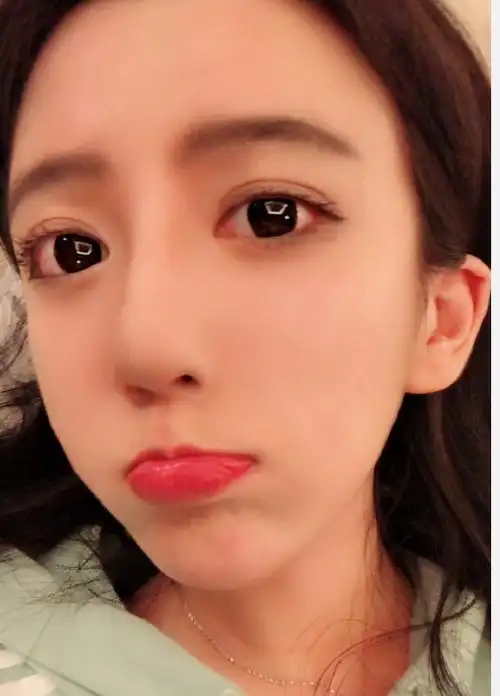 斗鱼呆妹儿深夜晒自拍却被网友发现眼睛有点不对劲