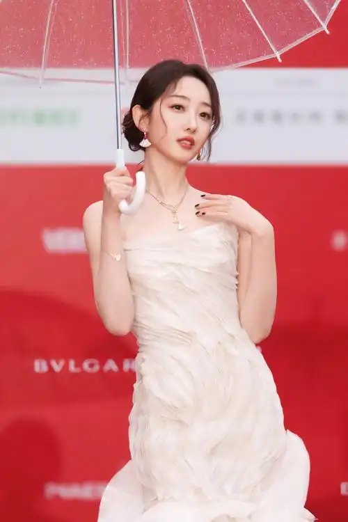 宝格丽携手北京国际电影节#演员@蒋梦婕佩戴bvlgari宝格丽珠宝亮相第