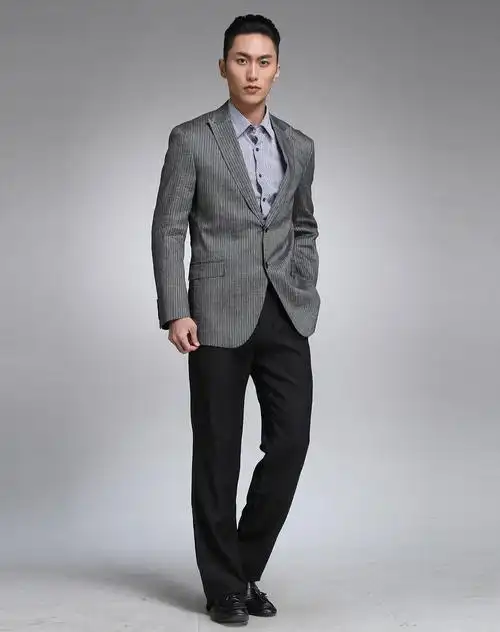> 黑灰色条纹长袖休闲西装