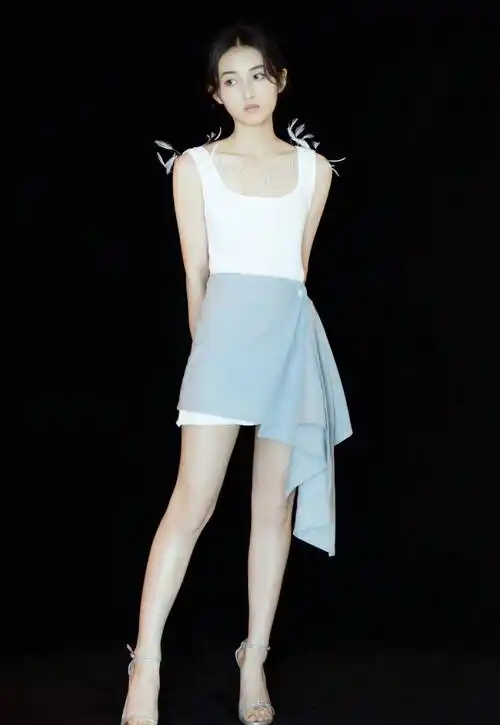 张子枫长大了,想穿吊带展示时尚,可惜还不够时尚,装时尚失败了_裙子