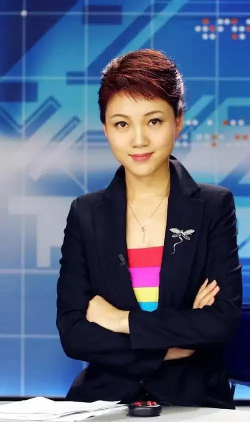 安徽台一姐周群有老公撑腰,直播带货不为赚钱,称:不买也没关系