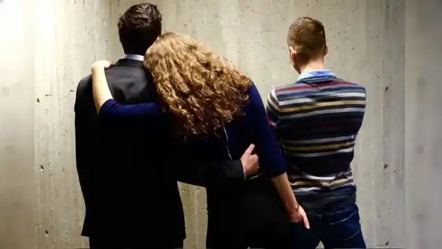 一对一的模式不自由不够自我法国多角恋兴起