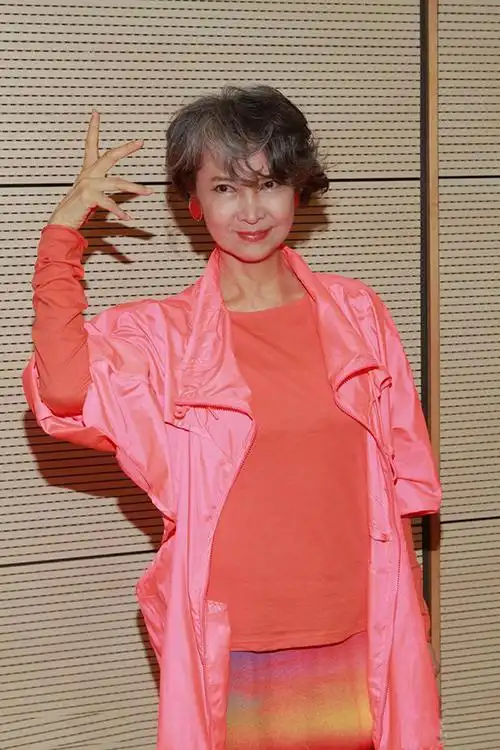 69岁的"苗翠花"萧芳芳近照,满头白发