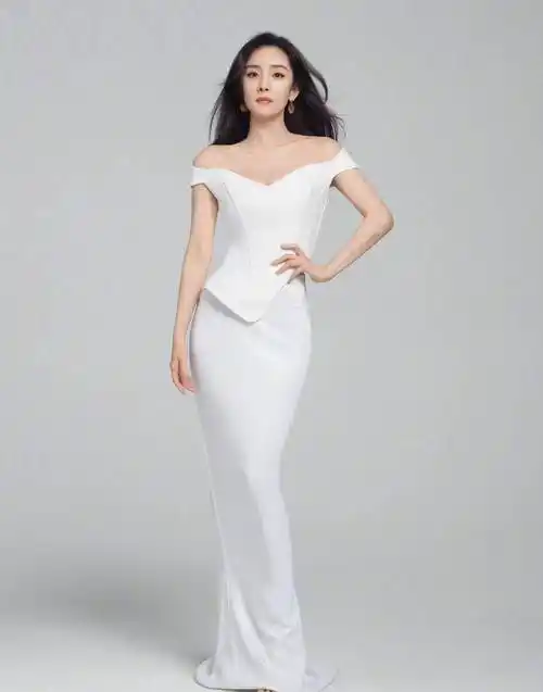 姐姐的气质在她的造型中更加迷人,白色的一字肩修身连衣裙,身材比例