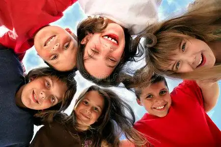 快乐的孩子们玩得开心照片