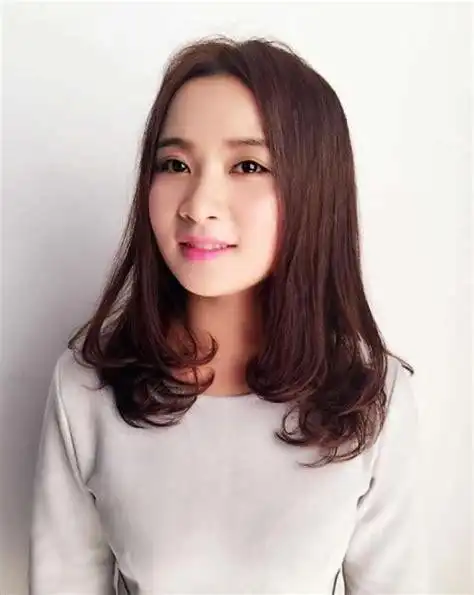 流行发型女中长发图片2022流行中长发型2022已更新今日推荐