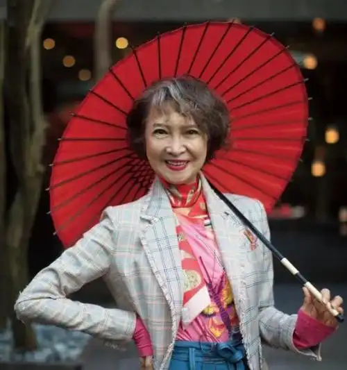 75岁萧芳芳近况曝光7岁出道为父还债今优雅依旧魅力不输当年