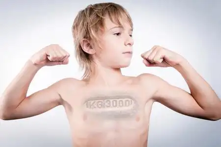 拳击那女郎坚强的小男孩照片