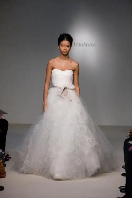 王薇薇婚纱女王2012春夏婚纱13件绝美婚纱你最爱哪件(组图)