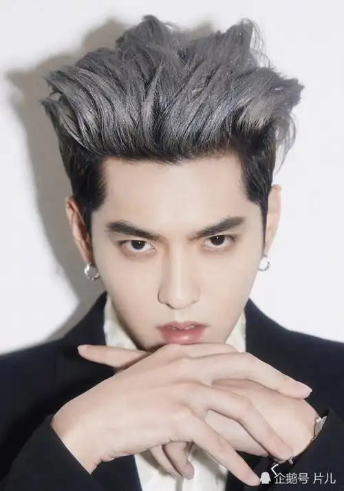 吴亦凡被批捕后妈妈吴秀芹罕见现身被曝表情凝重低头刷手机