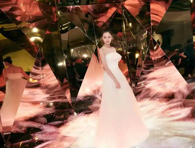 原来郑恺真的娶到宝了,当苗苗穿上"婚纱裙",漫画里走出的新娘_气质