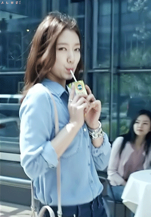 朴信惠眉眼女神转身gif动图_动态图_表情包下载_soogif