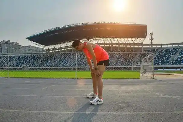 很多人还没开始跑步就已开始出汗,而在跑完后更是大汗淋漓,浑身湿透