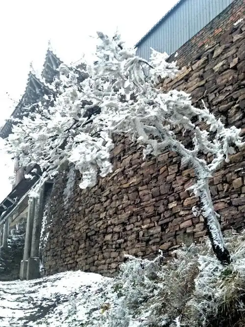 初雪后的方城县小顶山